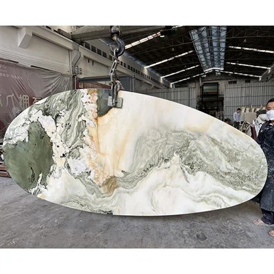 Mramorový jedálenský stôl